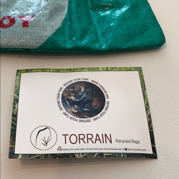 Torrain Vegan Recycled Clutch Feed Bag - Picture 3 of 8